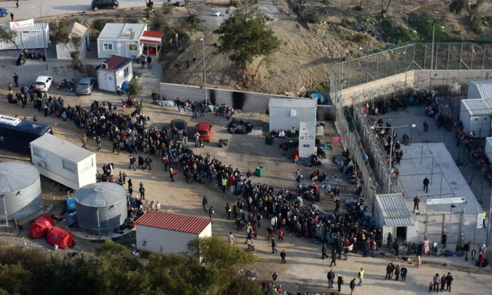 Έφτασε στην Μυτιλήνη το αρματαγωγό που θα μεταφέρει τους μετανάστες (βίντεο)